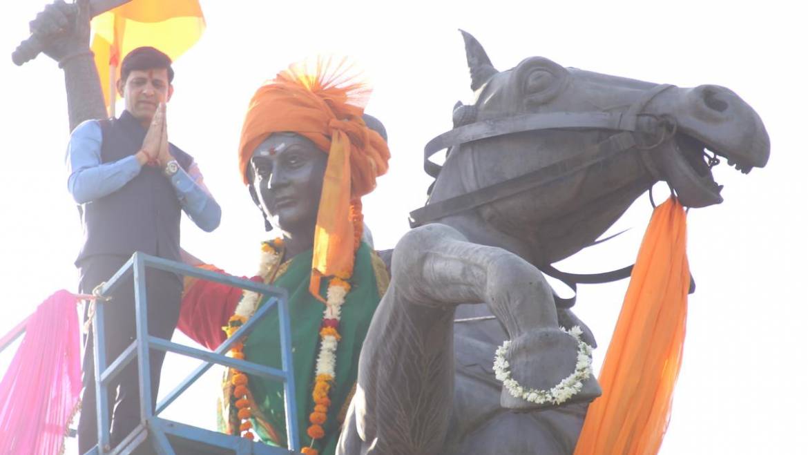 महापौर द्वारा झांसी की महारानी लक्ष्मीबाई की प्रतिमा पर माल्यार्पण….