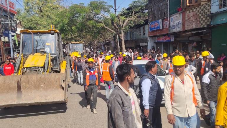 जमजमपुरा से दरगाह चौराहा तक रोड चौडीकरण में बाधको पर रिमूव्हल कार्यवाही….